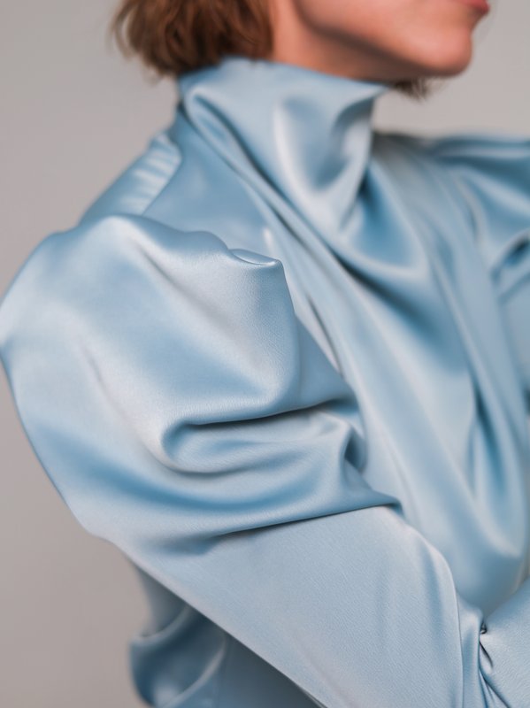 Блуза сатиновая с объемными плечами - 2